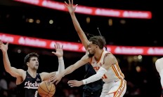 开云平台-开拓者队中锋受伤下场，致使战局扭转失利的简单介绍