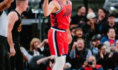 开云下载-澳大利亚男篮绝地反击灰熊，莫里斯爆发神勇的简单介绍