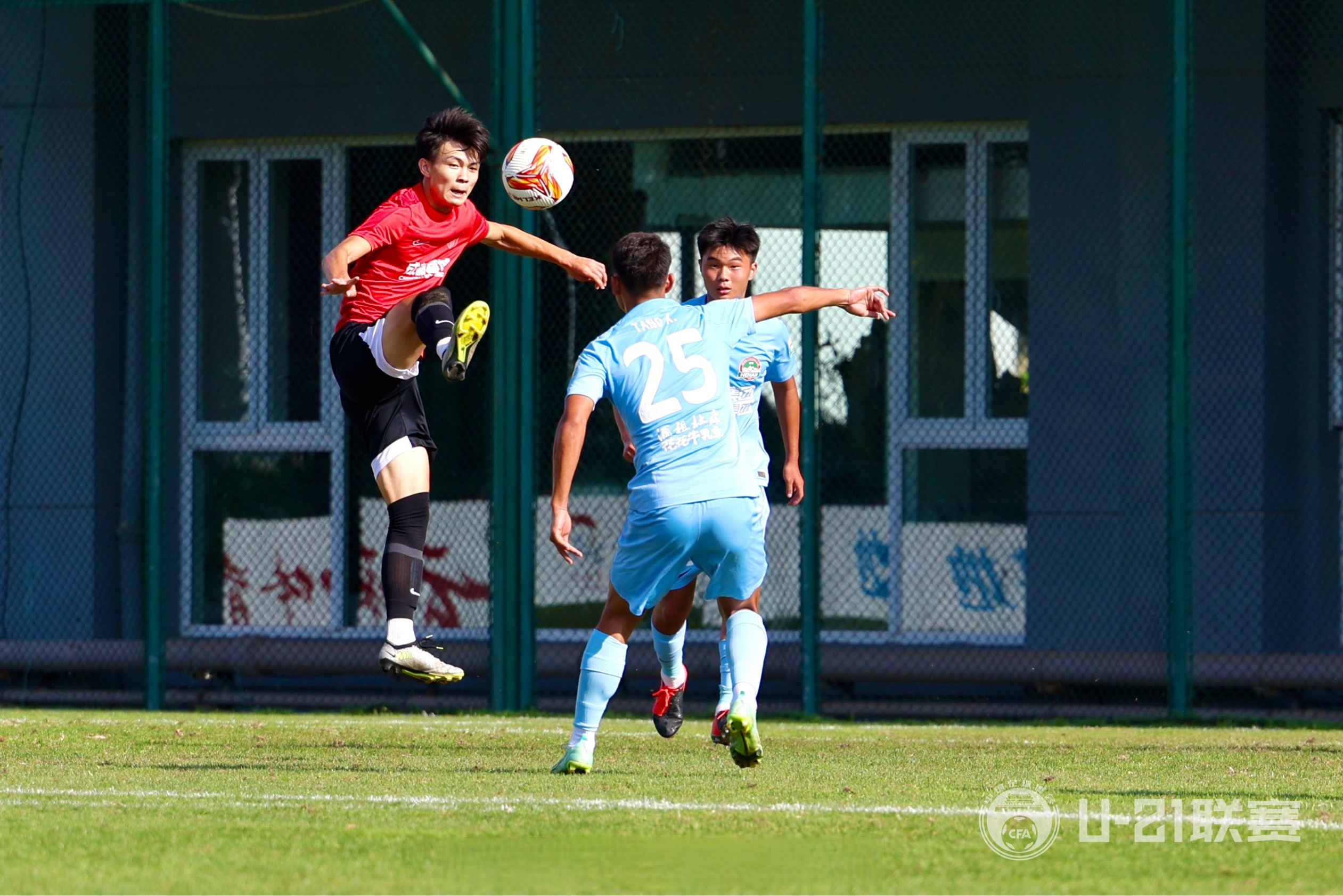 热门球队训练花絮曝光，球员练习努力的简单介绍