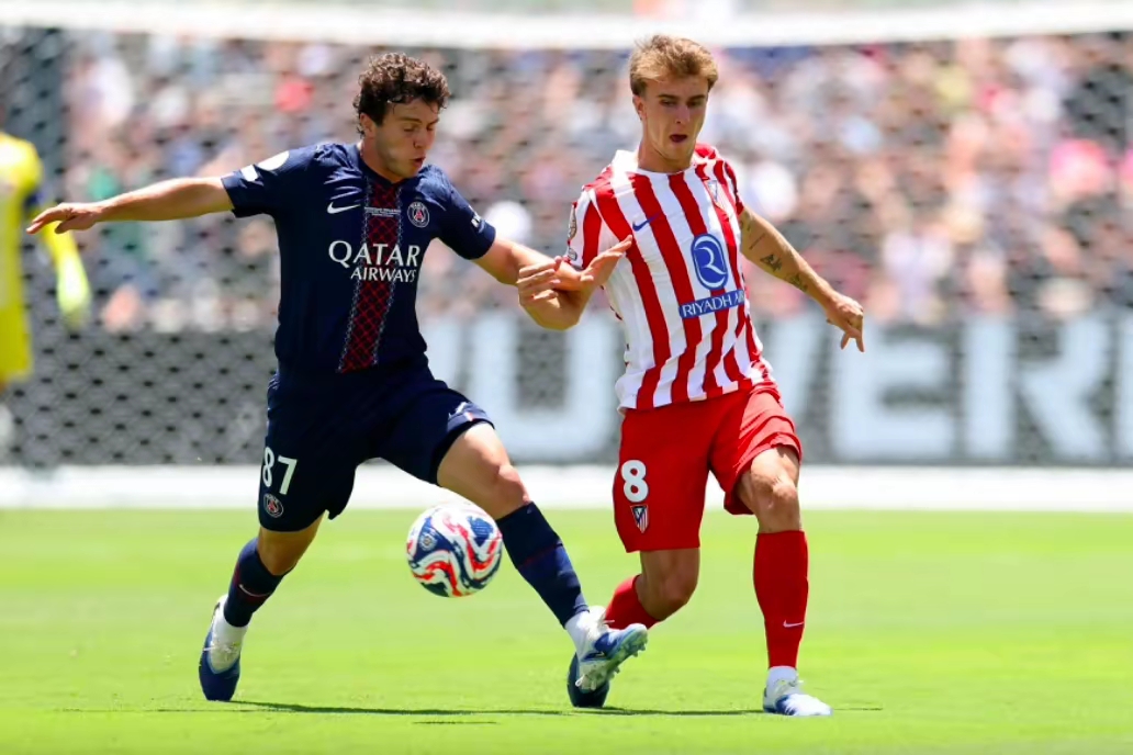 巴西名宿抵达法国，与巴黎圣日耳曼展开深度交流