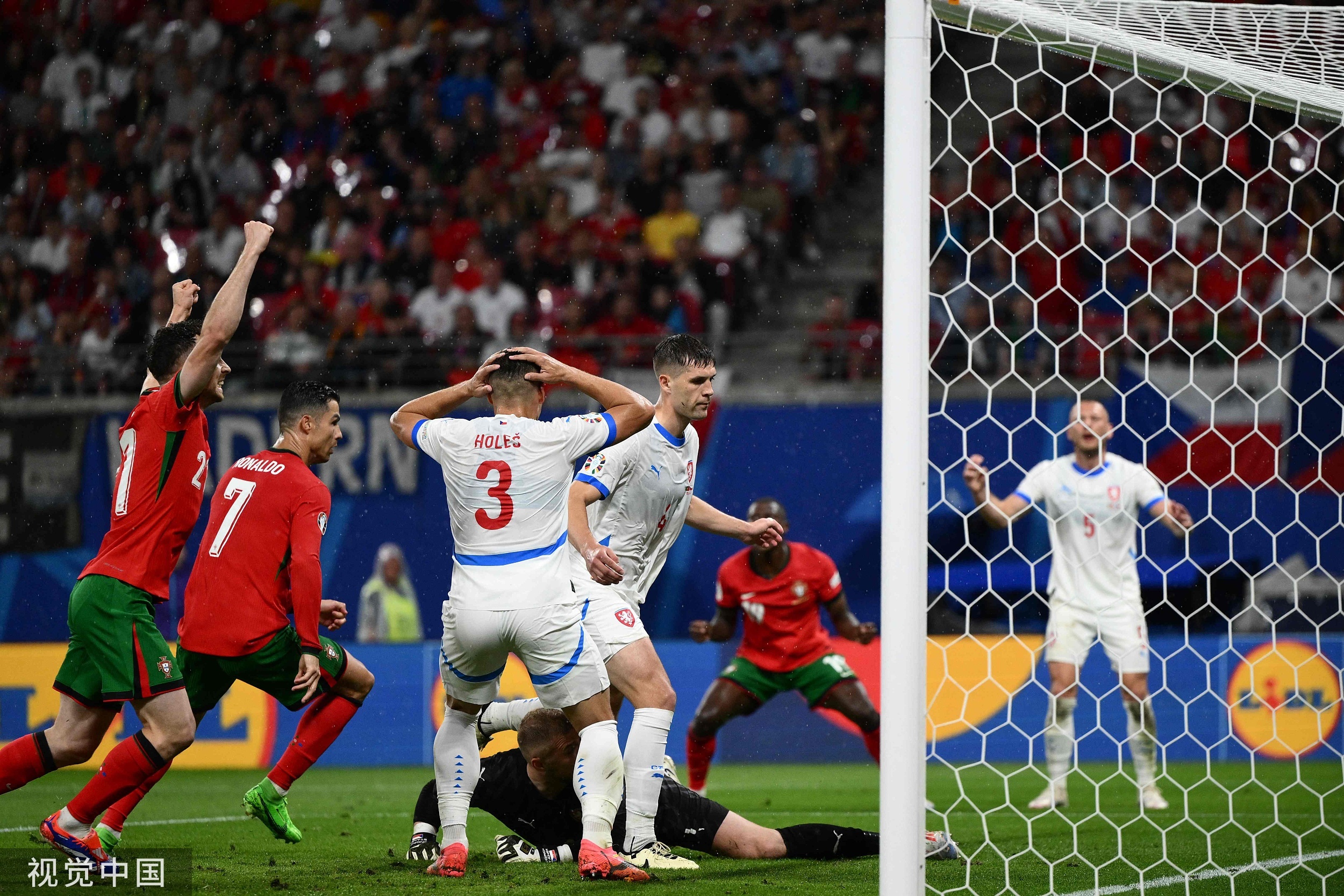 葡萄牙选手在赛艇比赛中速胜