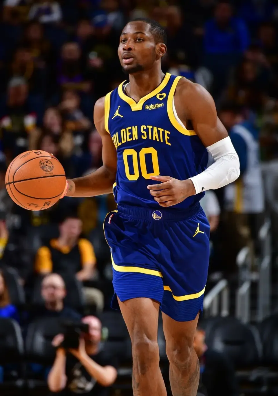 关于勇士队主帅突然宣布辞职，球队陷入动荡的信息