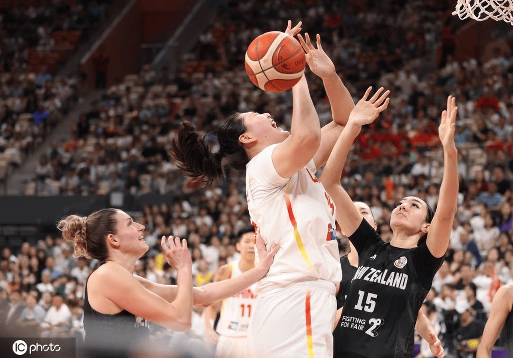 亚洲杯首轮比赛：新西兰击败爱尔兰