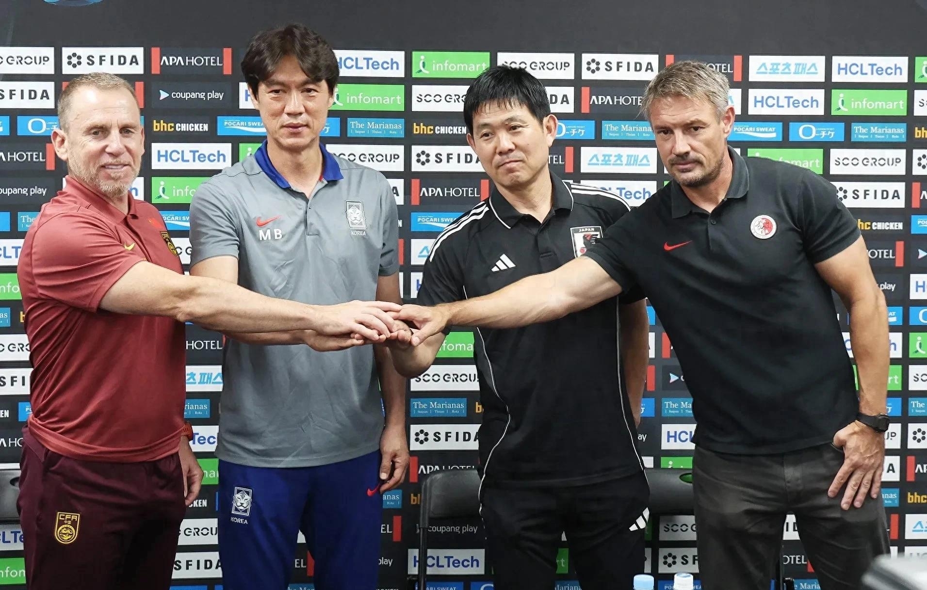 包含韩国羽毛球队爆冷日本羽毛球队，陶菲克关键制胜的词条