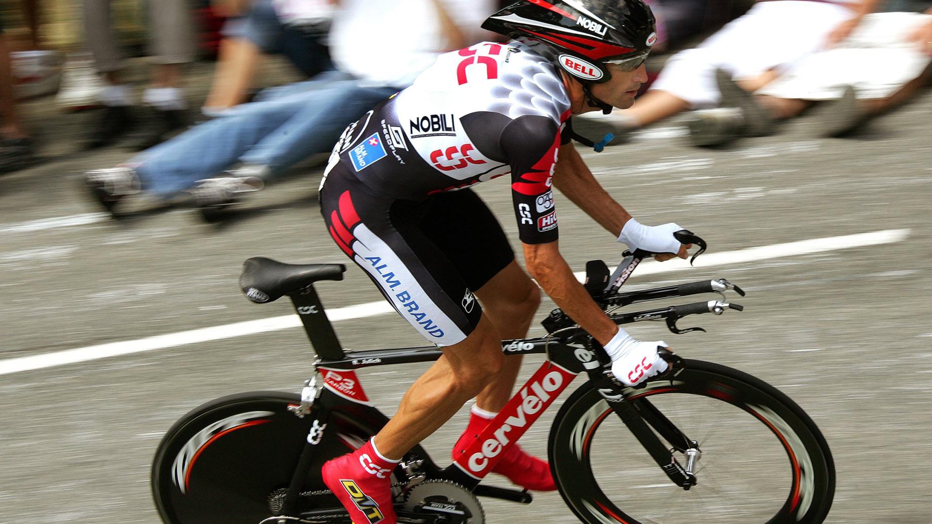 赛道上的逆袭，佩雷兹火热状态助阿斯顿马丁绝杀梅赛德斯