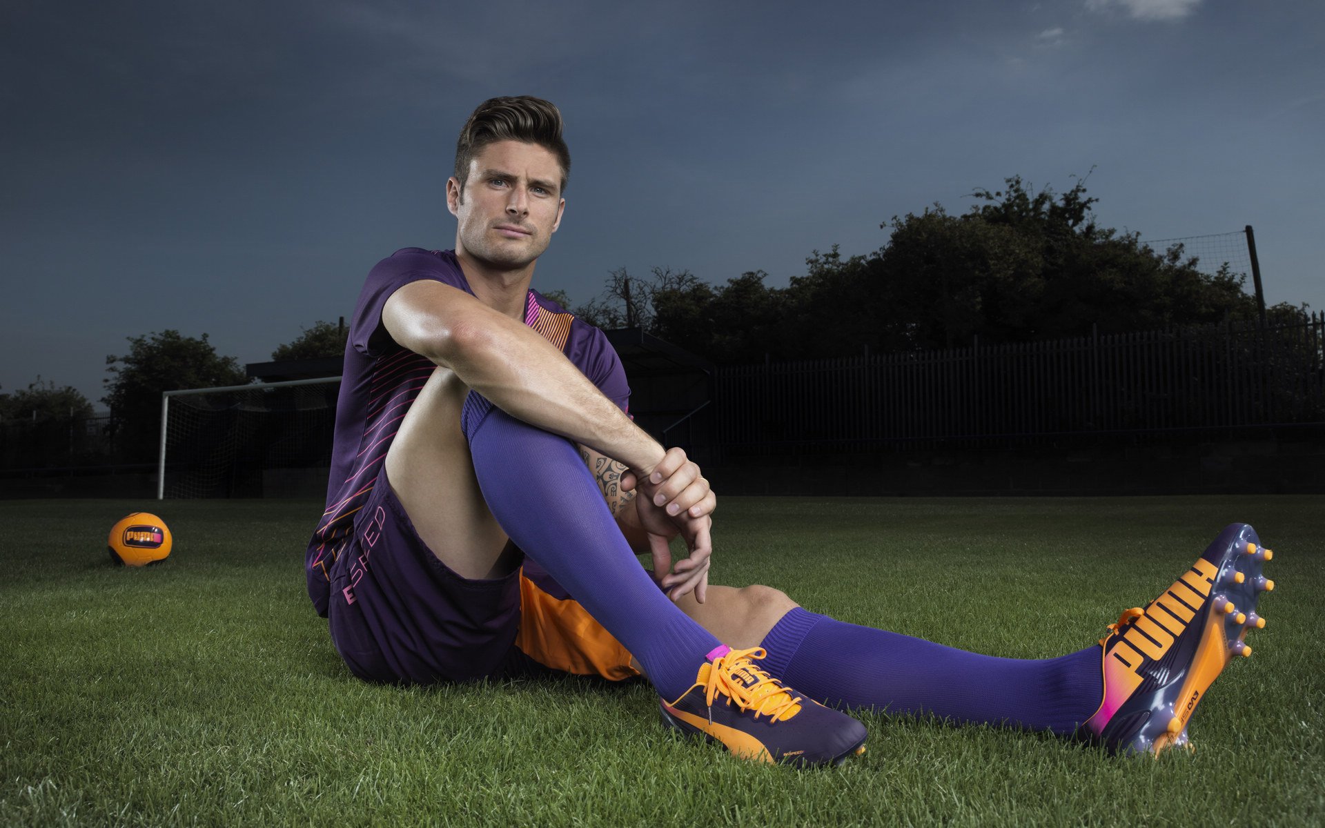 赛道风云，红牛横扫阿斯顿马丁，塞恩斯刷新纪录书写传奇